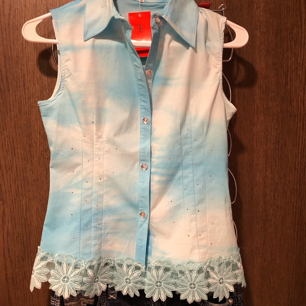 Super cute “Like”  sleeveless top, size medium